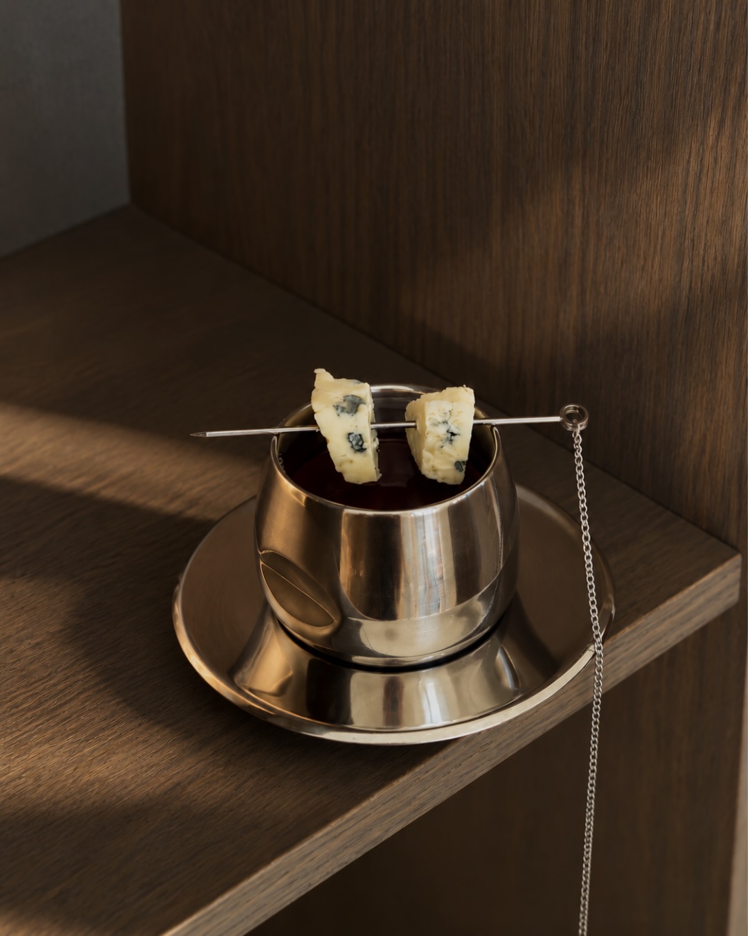 šį rudenį karštą šokoladą geriame kiek kitaip
su mėlynuoju sūriu 🍫
naujame rudens / žiemos meniu — jau greitai